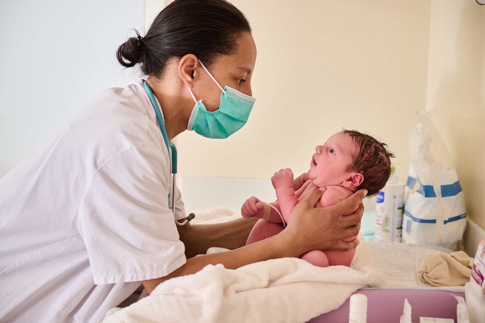pédiatre et bébé